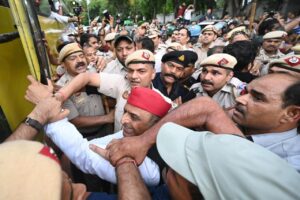 पूर्व मुख्यमंत्री अखिलेश यादव को गिरफ्तार करती दिल्ली पुलिस
